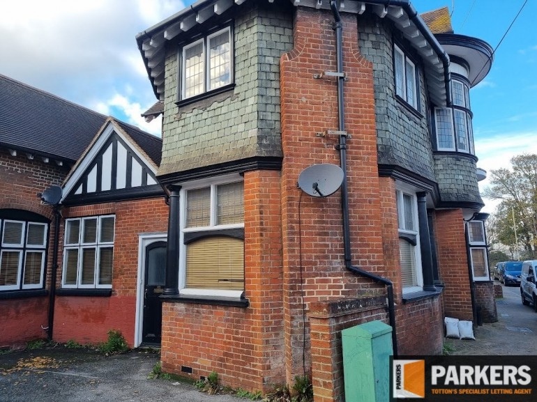 Station Road South, Totton